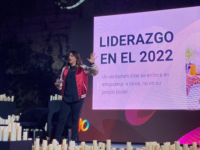 Alejandra Ríos como conferencista en el evento de Forbes México